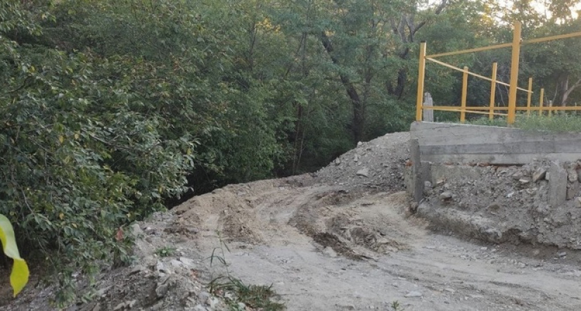 В пригороде Новороссийска предприимчивый гражданин решил построить дорогу, засыпав водоохранную зону грунтом