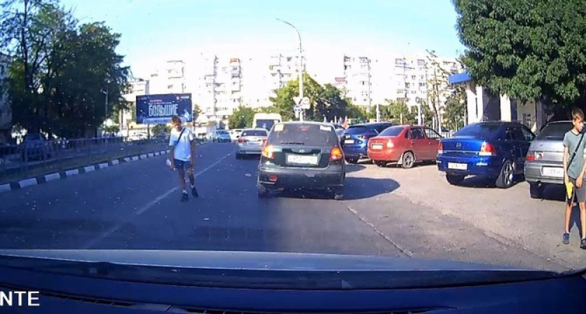 «Попрошайничество или первый опыт заработка?»: в Новороссийске дети предлагают автомобилистам экспресс-мойку посреди дороги