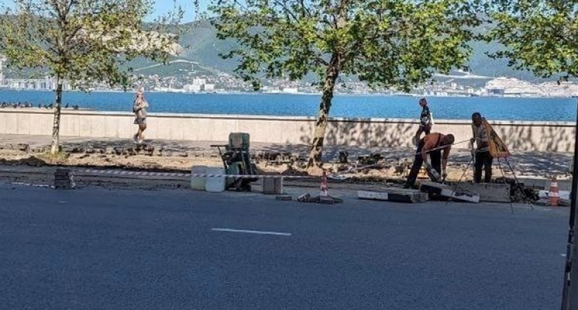 В Новороссийске на набережной в районе «Нептуна» делают велодорожку за счет сужения дороги
