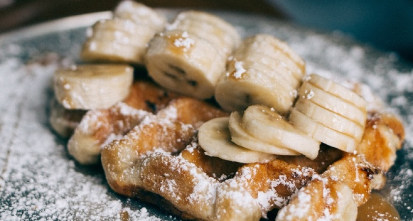 Из банана и овсянки: приготовьте обалденные вафли на завтрак за 5 минут