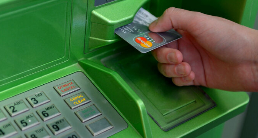 «Полный запрет с 23 января». Тех, кто снимает деньги с банковских карт, ждет сюрприз