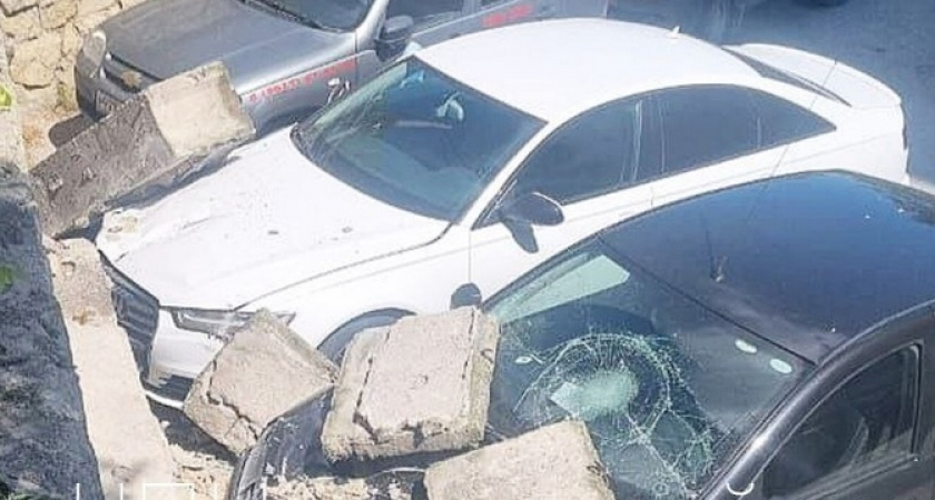 «Это страйк!»: в Новороссийске на припаркованные автомобили рухнула подпорная стена