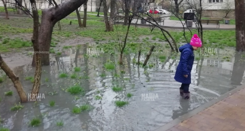 Новороссийцы пожаловались, что после каждого дождя сквер "Науки" превращается в болото, а теперь стало невозможно ходить и по тротуарам