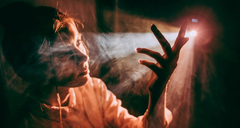 Любит одиночество и говорит сама с собой: пять признаков высокого интеллекта у женщин