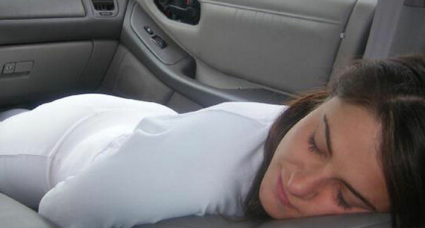 В Новороссийске пьяная женщина уснула в машине нового знакомого и осталась без украшений