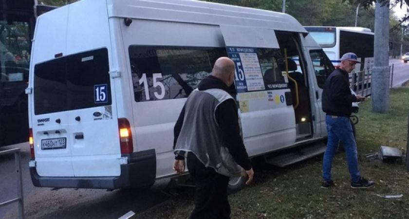 В Новороссийске маршрутка снесла ограждение и вылетела на газон