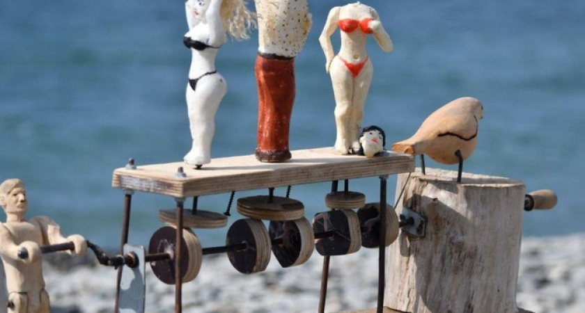 Даме в красном купальнике оторвали голову: вандалы сломали новую поделку на мысе Суджук в Новороссийске