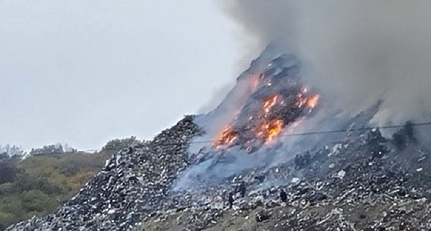В Новороссийске снова горит мусорная свалка на горе Щелба, но Полигон отказывается от помощи пожарных