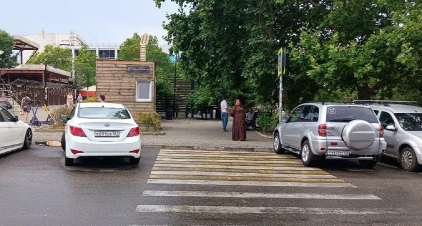 Полиция ищет парня на электросамокате, сбившего пенсионерку у Центрального рынка Новороссийска