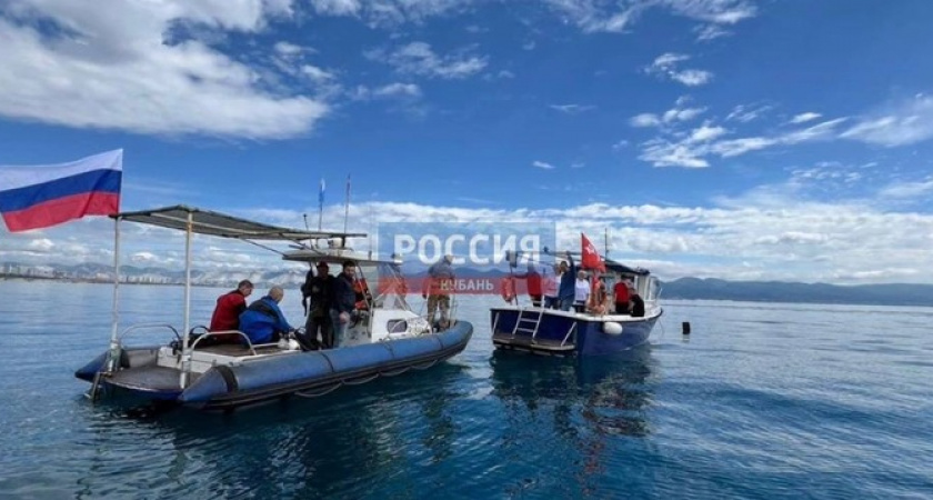 В Новороссийске дайверы погрузились к затонувшему тральщику и возложили венок