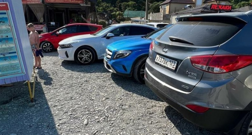 В хуторе Дюрсо под Новороссийском организована автостоянка прямо на пляже: местные жители против