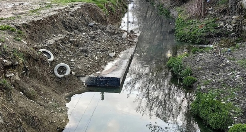 Вот вам и ливневки вместо елки: в Новороссийске в отремонтированный ливневой коллектор обрушилась подпорная плита