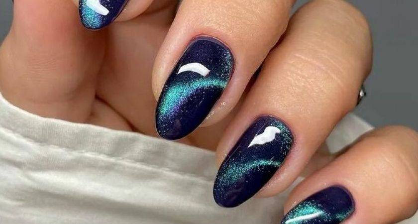 С эффектом роскоши и богатства: идеи для трендового зимнего маникюра 2024