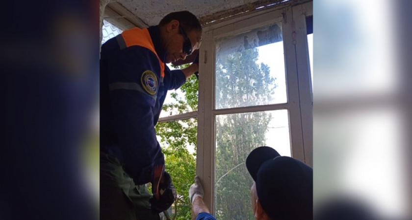 Новороссийские спасатели починили раму балкона пожилой женщине