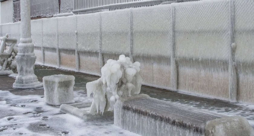 Суровая зимняя сказка: завораживающие кадры заснеженного Новороссийска в норд-ост