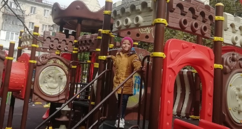 Полетать на тросу, покататься в гамаке и попрыгать на батуте: ТОП-6 самых крутых детских площадок во дворах Новороссийска