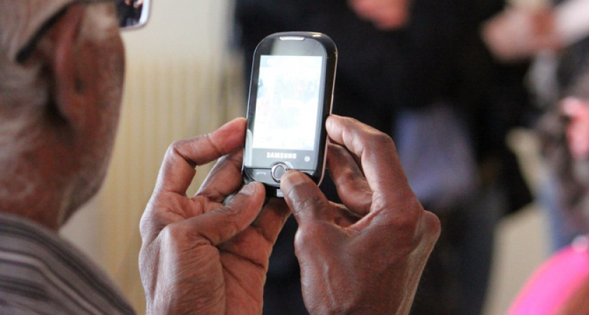 Пенсионерам выплатят по 2000 рублей.  Банк ввел новые условия для пожилых владельцев карт