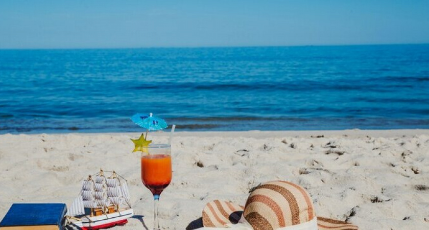 И пенсионеры и не пенсионеры. По закону можно бесплатно отправится на курорт любому гражданину