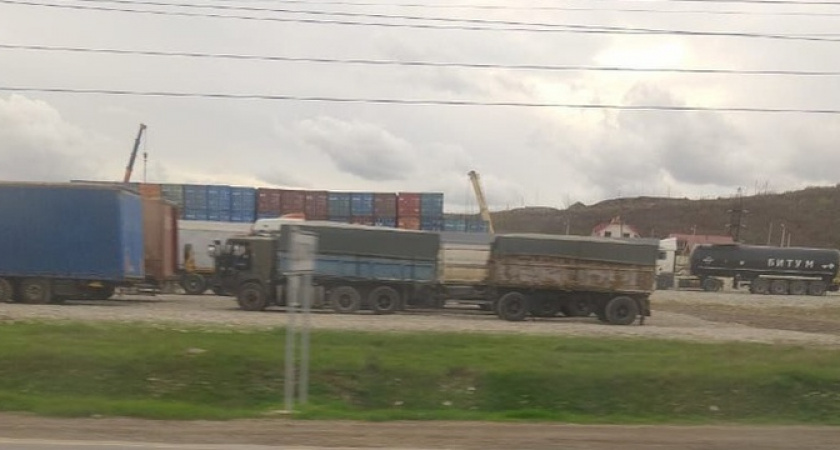 «Это позор городу-герою!»: в Новороссийске фуры стоят в 10 метрах от памятника войны