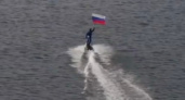 "Я русский! Мы идем до конца!": в Геленджике патриот прокатился по морю на электросапе с флагом России в руках