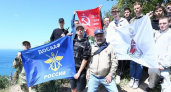 Морской колледж Ушаковки продолжил традицию: второй год подряд курсанты и командиры водружают копию Знамени Победы на одной из самых высоких точек в районе Маркотхского хребта в Новороссийске