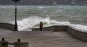 Горожанам запретили приближаться к морю: в Новороссийске снова бушует шторм (фото и видео)