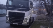 «Им плевать на законы и правила!»: новороссийцы возмущены стоянкой фур в неположенных местах