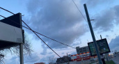 В Новороссийске на остановке у Дворца творчества, где ожидают транспорт дети, висят провода 