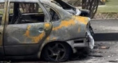 В Новороссийске дотла сгорел автомобиль, припаркованный в неположенном месте