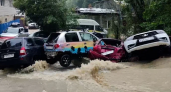 Плотина из машин: в Сочи ливень смыл в одну кучу около десяти автомобилей и снял асфальт с дорог