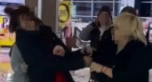 «Отпусти ее, сумасшедшая!!!»: в торговом центре Новороссийска женщины устроили драку