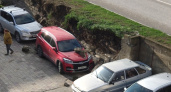 В Новороссийске на припаркованные автомобили обрушилась стена