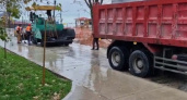 «Кругом одна халтура!»: новороссийцы возмущены, что в парке Фрунзе кладут асфальт под дождем