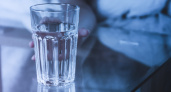 Гастроэнтеролог рассказал, кому противопоказано пить воду натощак