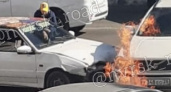 В центре Новороссийска после ДТП загорелся автомобиль
