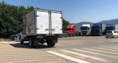 Особенности новороссийского туризма: на парковке пляжа Алексино стоят большегрузы
