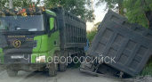 «Вот к чему приводит бездействие!»: в Новороссийске большегруз провалился на дороге, которую новороссийцы уже полгода просят отремонтировать