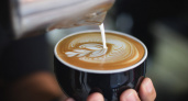 Эксперт назвала молоко, которое не стоит добавлять к кофе