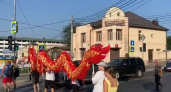 По центральным улицам Новороссийска выгуливают красного дракона