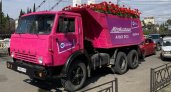 По Сочи разъезжает груженый розами "КамАЗ": видео