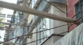 В Новороссийске местные жители переживают, что ремонтируемый фасад дома упадет им на голову