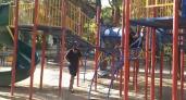 «Ты че, тварь?!»: алкаши в Новороссийске терроризируют детскую площадку и пристают к малышам
