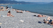 Курортный вайб: на пляжах Новороссийска уже становится многолюдно