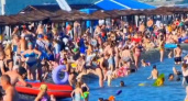 «Реки из людей текут на море»: на пляжах Новороссийска туристы, как селедки в бочке, загорают стоя