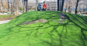 В Новороссийске постепенно разрушается искусственный газон в парке Фрунзе 