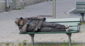 В Восточном районе на скамейке поселился бездомный старик