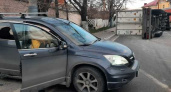  Опять повезло! В Новороссийске контейнеровоз упал на автомобиль. Удар пришелся по касательной