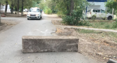 В Новороссийске во дворе на проспекте Ленина снова появился бетонный блок, который власти демонтировали пару дней назад