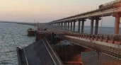 На Крымском мосту произошел взрыв: частично обрушено дорожное плотно