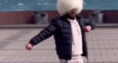 Горячий кавказский мужчина станцевал лезгинку на набережной Новороссийска